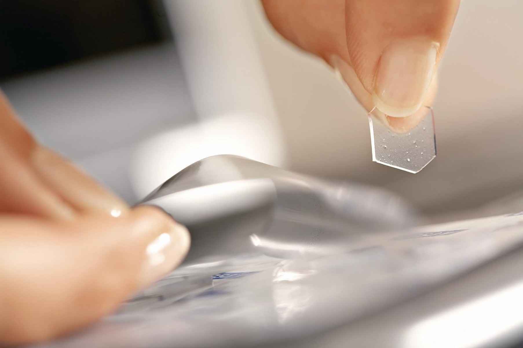 Tesa Tack Şeffaf 60'lı Hamur Yapıştırıcı Tesa Tack Şeffaf 60'lı Hamur Yapıştırıcı